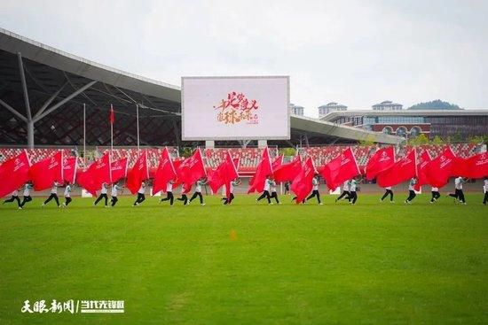 今晚，将是他这二十多年来，第一次与他们离得这么近，心里紧张也是在所难免。